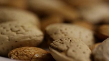 Kabuklu bademlerin bir arada durduğu makro çekim yüzeysel derinlikte doğal yiyecek dokusu oluşturur.