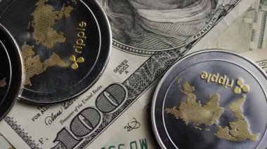 Birleşik Devletler dolar banknotlarına yerleştirilen kripto para modern dijital finans kavramı sahnesi yaratıyor