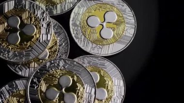 Yığınlanmış kripto para birimleri sıkıca bir araya getirilerek modern dijital finans arkaplan sahnesi oluşturuldu