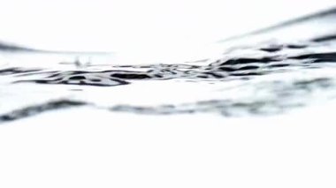 Akan Dalgacıklar ve Kabarcıklarla Soyut Su Yüzeyi Sığ Derinlikte Dinamik Tek Krom Hareketi Şablonu Oluşturur