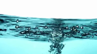 Dalgalanmalar ve kabarcıklarla turkuaz mavi su yüzeyi Soyut Dalga Hareketiyle Dinamik Sualtı Sahnesi