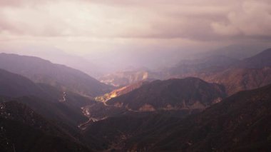 Mor Mor Gökyüzü ve Katmanlı Sırtlar Atmosferik Manzara Oluşturan Dramatik Dağ Vadisi Manzarası