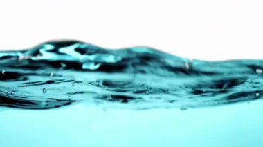 Dinamik Turkuaz Mavi Su Dalgaları Beyaz Köpük ve Kabarcıklarla Çarpışıyor Derin Mavi Su Ortamında Güçlü Okyanus Yüzeyi Hareketi Oluşturuyor