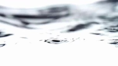 Temiz Su Yüzeyi Dalgalanmaları ve Dalgalar Sıvı Hareketiyle Soyut Tek Renkli Su Dokusunu Minimalist Siyah ve Beyaz Arkaplan Oluşturuyor