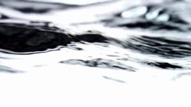 Yüksek Karşıtlık Tek Renkli Su Dalgaları Dinamik Dalgalanmalar ve Yüzey Dokuları Yakından Siyah Beyaz Sıvı Hareketi Oluşturuyor