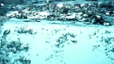 Turkuaz Mavi Su Yüzeyi kabarcıklar ve dalgalanmalarla dinamik su altı dokusu yaratıyor Kristal berrak Sıvı Hareketi ve Parıldayan Damla Şablonu