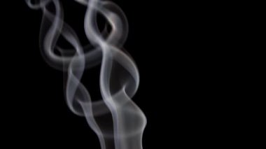 Beyaz bir duman bulutu yükselir ve yavaşça yayılır ve karanlığa karşı güzel bir yayılma etkisi yaratır..