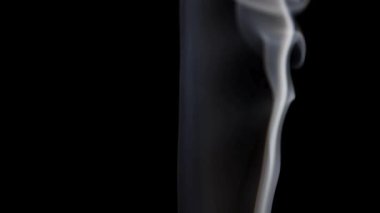 Esrarengiz beyaz duman karanlıkta esrarengiz ve atmosferik bir kalitede hareket eder..