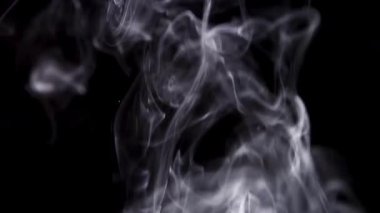 Pürüzsüz beyaz bir duman akışı, siyah bir arkaplana karşı yumuşak bir hareketle yukarıya doğru akar..