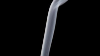 Beyaz duman kıvrılır ve döner. Karanlık bir zemine karşı büyüleyici desenler yaratır..