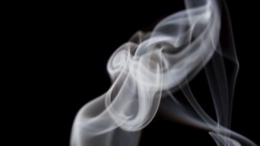 İnce beyaz duman narin hareketli saf siyah bir arkaplana doğru yavaşça sürükleniyor..