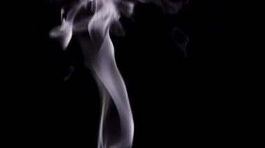 Beyaz duman yavaş yavaş dağılır ve pürüzsüz geçişlerle siyah uzayda kaybolur..