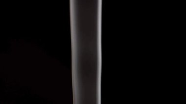 Beyaz duman yukarı doğru kıvrılır ve dinamik bir hareketle karanlığa doğru kıvrılır..