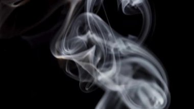 Beyaz duman örüyor ve rüzgarlar siyah uzayda zarif bir hareketle esiyor..