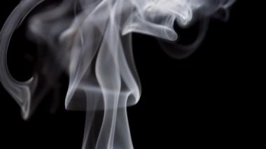 Beyaz duman, siyah bir arkaplanda hareket ederken organik akış şekilleri yaratır..