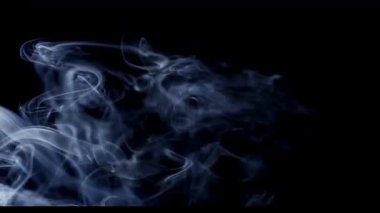 Yumuşak mavi renkli duman, esrarengiz bir sis gibi çerçeve boyunca sürükleniyor. Zarif girdap desenleri ve siyah arka planda pürüzsüz dokuları var..