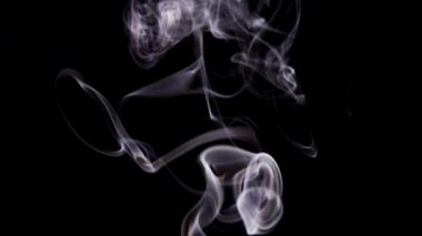 Güzel beyaz duman halkaları ve zarif halkalar havada dikey olarak yükselirler. Siyah bir zemine karşı yumuşak bir sanatsal etki yaratır..