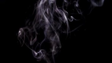 Gerçekçi kar parçacıkları, karanlık atmosferik arkaplana karşı yavaş çekimde düşerler..