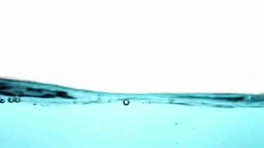 Minimum arkaplanda dalgalanmalar ve sıvı hareketleriyle temiz ve yavaş hareket eden su yüzeyi..