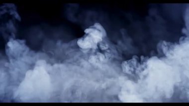 Yoğun ya da ince beyaz duman sinemanın efektleri için siyah arkaplan üzerinde yavaşça kıvrılıyor.