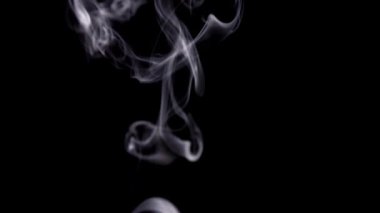 Gerçekçi kar parçacıkları, karanlık atmosferik arkaplana karşı yavaş çekimde düşerler..