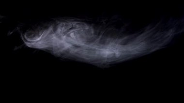 Gerçekçi kar parçacıkları, karanlık atmosferik arkaplana karşı yavaş çekimde düşerler..