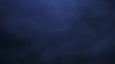 Koyu mavi atmosferik sis ve duman karanlık bir ortamda hafifçe kıvrılıyor karamsar ışıklandırma ve sinematik arka plan dokuları ve tasarımları için ince bir hareket.
