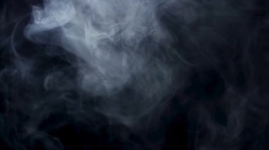 Katı bir siyah arkaplana karşı yükselen ve dalgalanan yoğun beyaz duman profesyonel sinematik yapımlar için uygun dramatik bir atmosferik etki yaratıyor