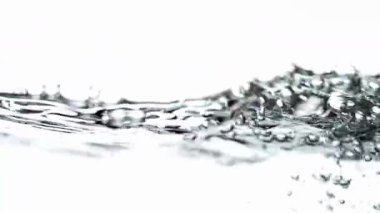 Su altındaki yavaş çekim, temiz sıvı hareketini ve hava kabarcıklarını gösteren parlak beyaz zemine karşı köpüren ve yüksek kontrastlı tatlı su kabarcıkları.