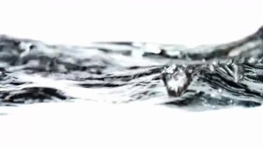 Yüksek kontrastlı, kristal berrak su yüzeyinin çarpıcı yüksek kontrastlı çekimi, dalgalanmalar ve sıçramalar, yavaş çekimde beyaz arka planda, yüksek hız detaylarıyla hareket ediyor.