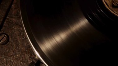 Pikabın üzerinde dönen bir plağın, karmaşık oyuklara ve yüzeyden yansıyan ışığa odaklanan aşırı makro görüntüsü.