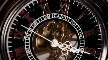 Mekanik bir saatin dönen iç bileşenlerinin sinematik görünümünü kapat. Altın dişliler ve süslü eller geleneksel Roma rakamlarının ötesine geçiyor.