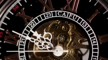 Siyah ve altın renginde mekanik bir saatin makro görüntüsü. Tik elleri ve görünür iç dişlileri zamanın ve hassasiyetin geçişini gösteriyor.