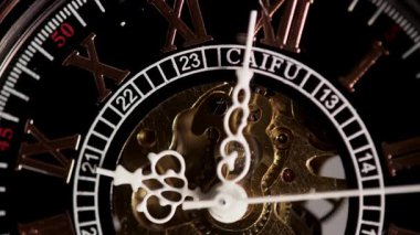 Zarif bir iskelet saat yüzünün makro görüntüsünü yakın çekim. Görünür hareket eden dişliler ve zamanın geçişini detaylı bir şekilde gösteren beyaz süslemeli eller.