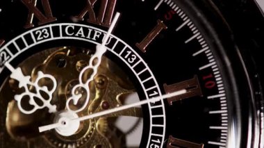 Zarif, siyah ve altın iskelet bir iskelet yüzün detaylı makro görüntüsü görünür iç dişlilerle ve hareketli ellerle zamanın sürekli hareket ettiğini gösterir.