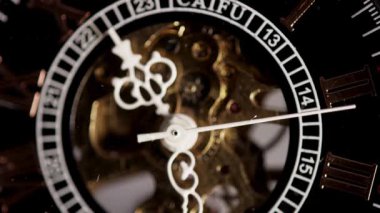 İç mekanik dişlilerin makro çekimi ve otomatik iskelet saatin altın tekerlekleri zaman ölçümü ve ayrıntıları için yüksek hassasiyet ve ustalıkla işliyor.