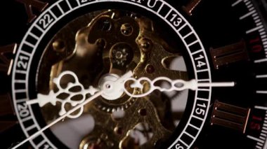 Roma rakamları ve süslü beyaz ellerle saat mekanizmasının içinde hareket eden altın mekanik dişlileri gösteren siyah bir iskelet saat yüzünün makro görüntüsü