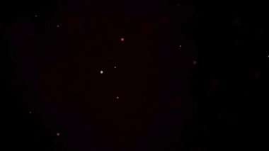 Sihirli bir sinema efekti ya da fon efekti için parıldayan küçük altın toz parçacıkları ve ışık noktaları havada zarif bir şekilde dans ediyor ve zifiri karanlık bir zemine doğru sürükleniyor.