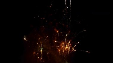 Parlak ışık ve parlayan patikalarla dolu karanlık gökyüzünü yoğun bir şekilde altın çatırdayan havai fişek ve kıvılcımlar gösteriyordu.