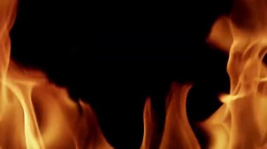 Yoğun kükreyen alevlere yakın yüksek enerji ve ısı profesyonel görsel efektler için karanlık bir boşluğa hızla çarpıyor.