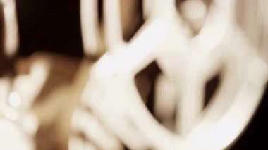 Dönen sinemanın özet çekimlerinin dışında yumuşak bokeh ve ışıldayan röfleler nostaljik klasik atmosfer yaratır.