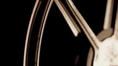 Sıcak ışıklandırma ve sinematik atmosferle karanlıkta dönen klasik bir film makarasının kenarını kapatın.