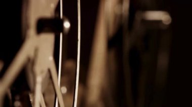 Klasik bir film makarasının son derece yakın plan çekimi. Dikdörtgenler ve sepya 'daki sarmal film odaklı bir şekilde dönüyor.