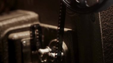 Klasik film projektörü mekanik silindirler ve karanlık odada sinematik ışıklandırma ve atmosferle birlikte sekiz milimetrelik film şeridi ile çalışıyor.