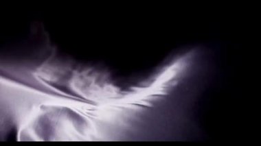 Şık arka plan modası ve ürün tasarımı için ağır çekimde sallanan gösterişli koyu mor ipek kumaş ve derin gölgeler.