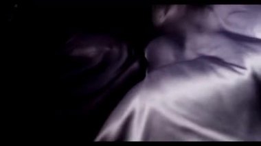 Lavanta rengi ipekten kumaşın dalgalanması ve hafif ışıkla dalgalanması soyut doku ve lüks saten malzeme arka plan hareketleri oluşturur