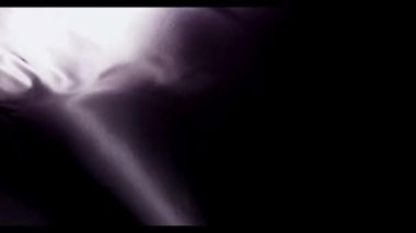 Koyu mor ve gümüş ipek kumaş dramatik renklerle dalgalanır ve derin gölgeler soyut moda arka planında