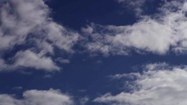 Beyaz bulutların sinemalarda kaybolması öğleden sonra yumuşak doğal ışıkla birlikte açık mavi gökyüzüne doğru kayması ve genişlemesi.