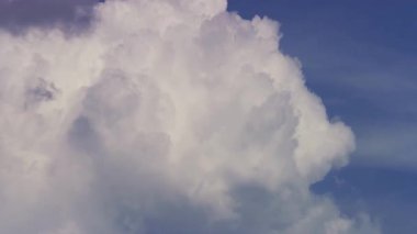 Büyüyen ve değişen büyük beyaz kümülüs bulutunun açık mavi yaz gökyüzüne karşı zaman aşımına uğraması.