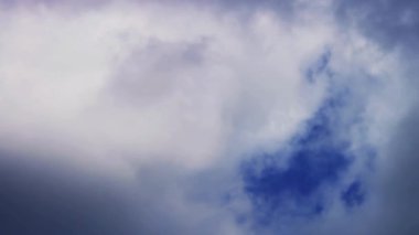 Parlak ve güneşli bir yaz gününde masmavi bir gökyüzünde sürüklenen beyaz ve gri bulutların güzel zaman atlaması.